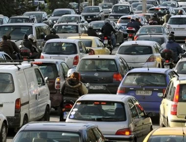 Χαμός στους δρόμους που οδηγούν σε παραλίες - Μαραθώνιος για ένα μπάνιο (βίντεο)